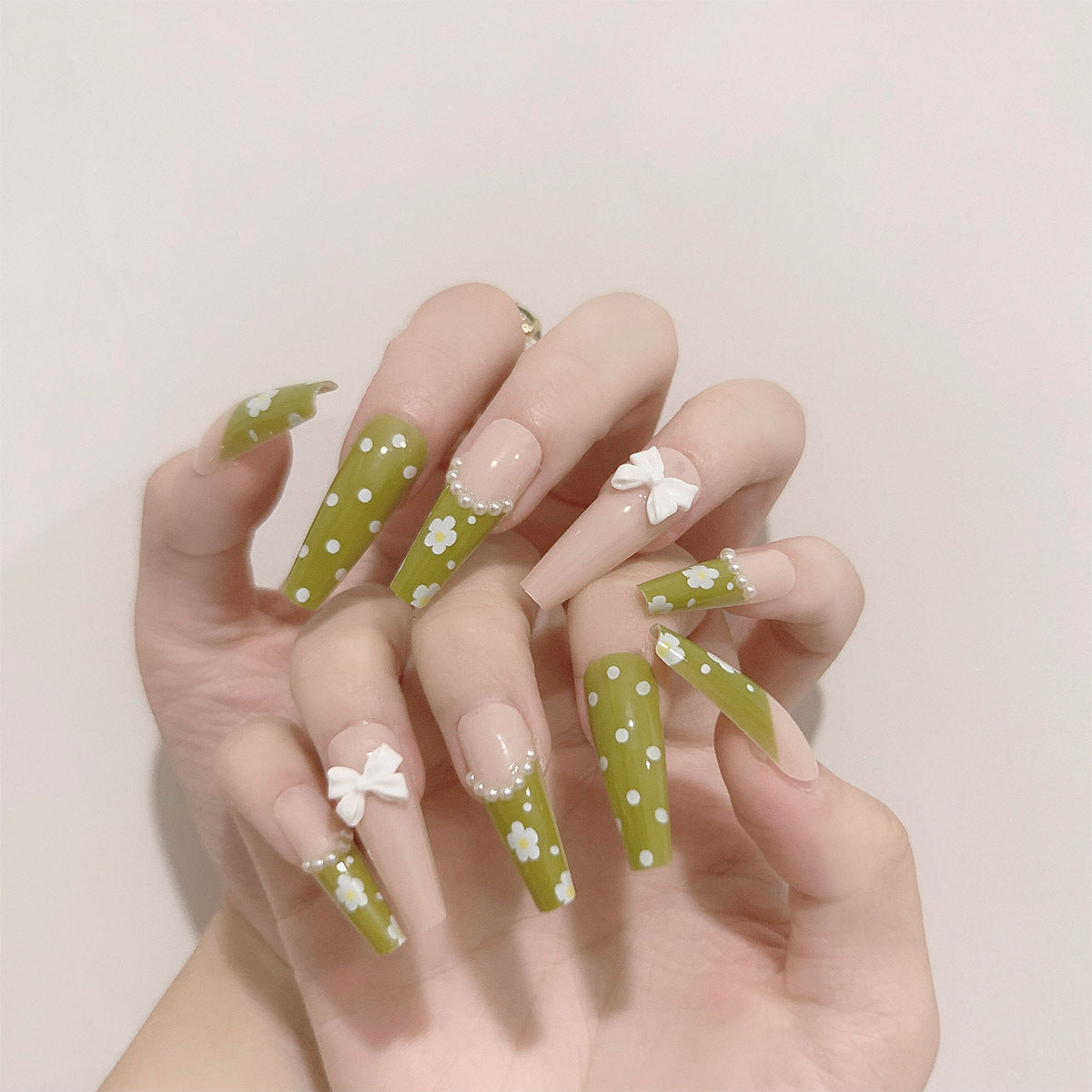 Kunstvolle Nagelverlängerungen mit zartem Blumendesign Brehn