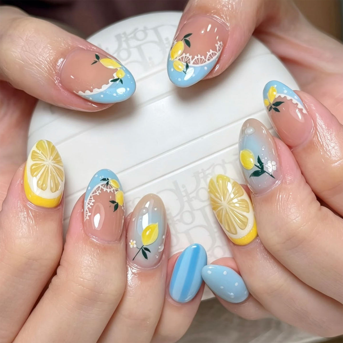 Künstliche Nagelkunst mit Zitronen- und Blütenmotiven Brehn