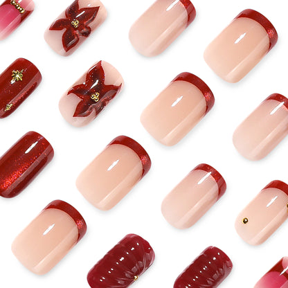 Kunstvolle Nagelgestaltung mit floralen und goldenen Akzenten Brehn