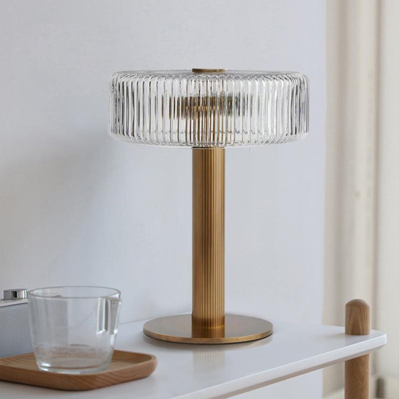 Elegante gerippte Glas- und Goldtischlampe