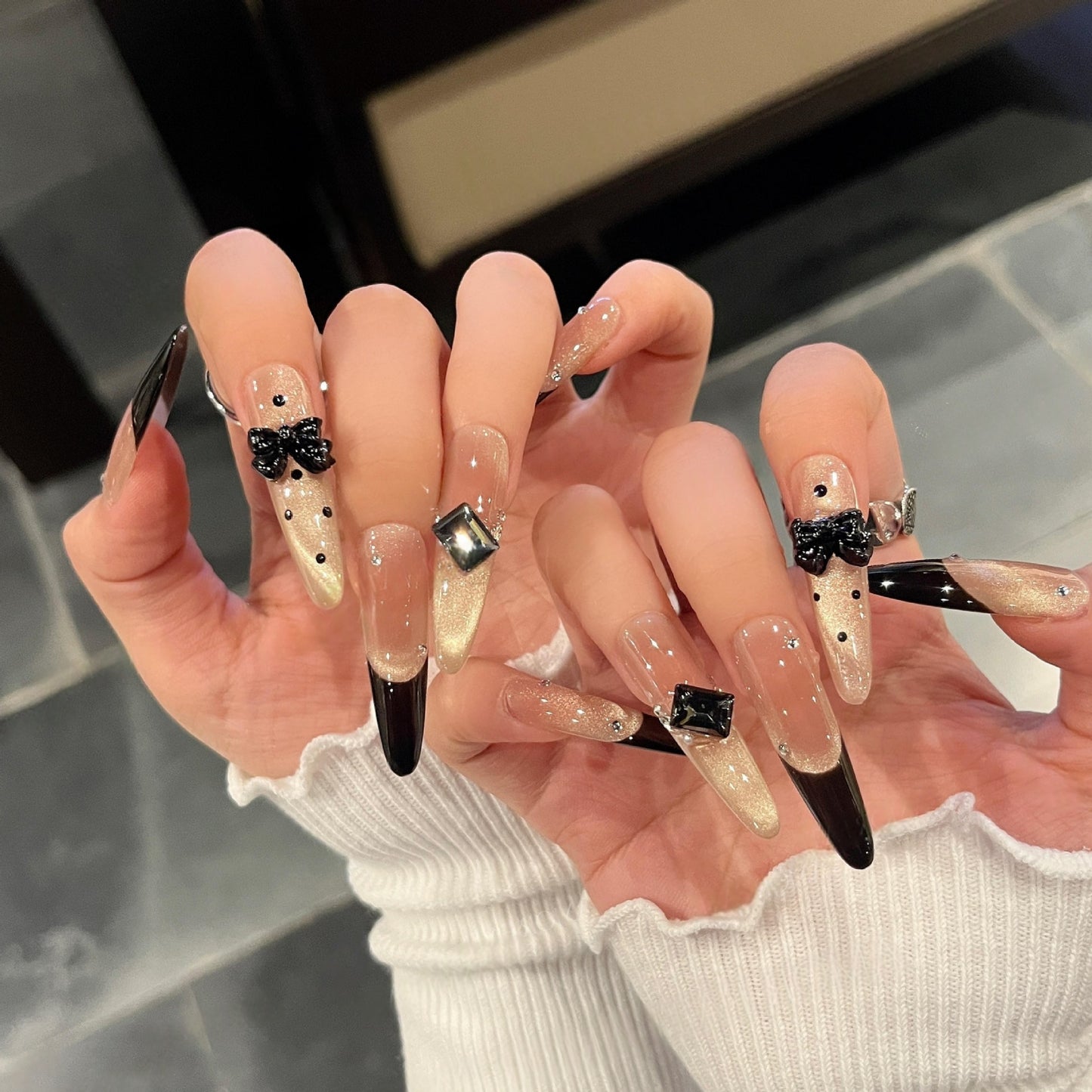 Elegante Kunstnägel mit Schleifen- und Strassdesign Brehn