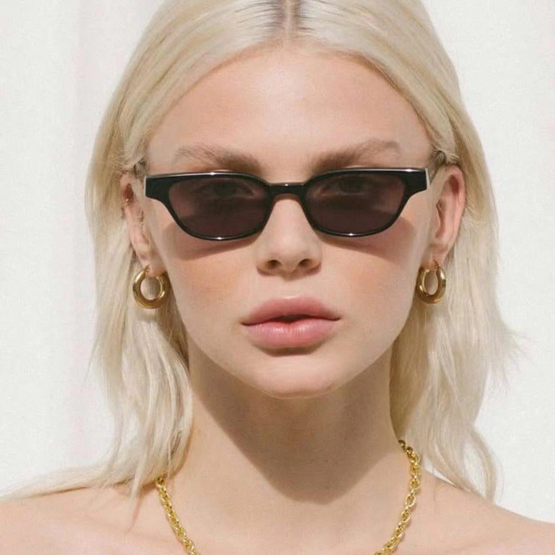 Damen modische Sonnenbrille mit geschwungenem Rahmen und braunen Gläsern Brehn
