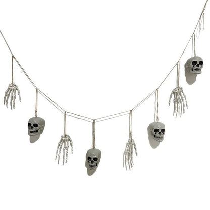 Dekorative Girlande mit Skeletthänden