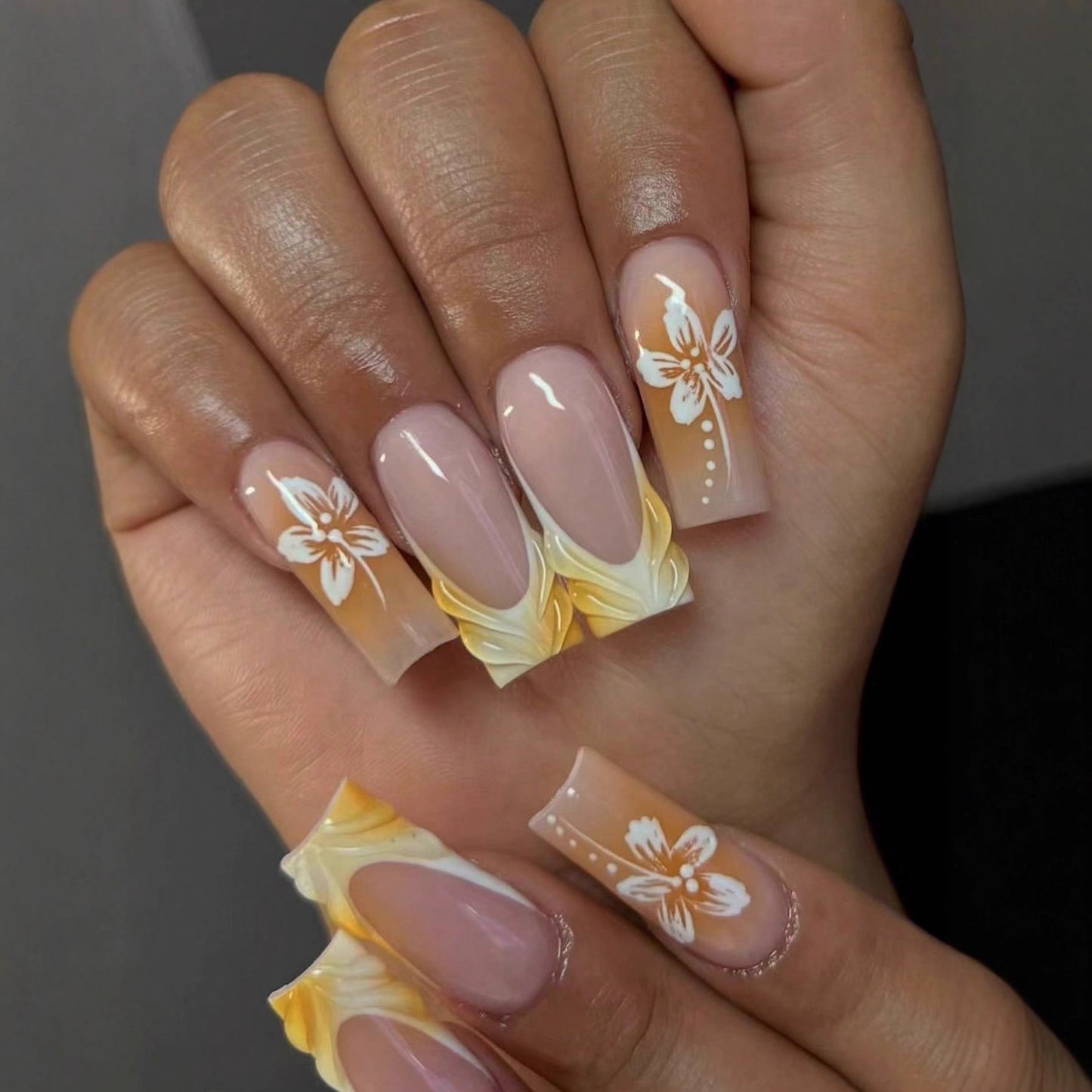 Kunstnagelset mit eleganten floralen Designs und Hochglanz-Finish Brehn
