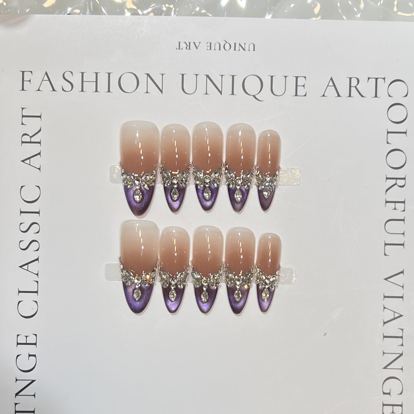 Elegantes Stiletto Press-On Nagelset mit Edelsteinverzierungen Brehn