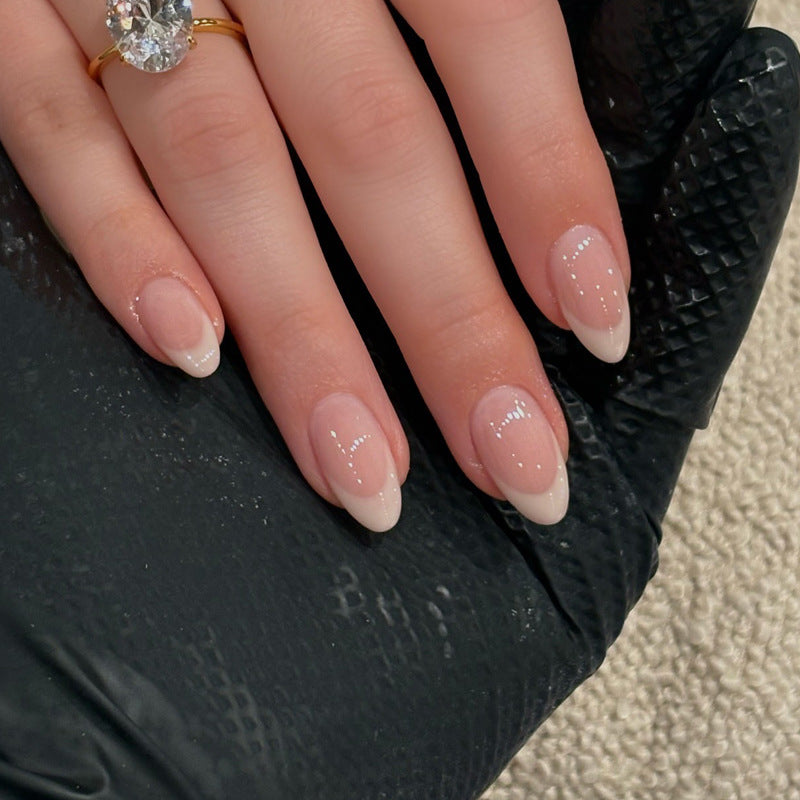 Glänzende French Tip Press-On Nägel mit elegantem Mandelprofil Brehn