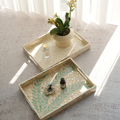 Elegante Servierplatte mit floralem Reliefdesign Brehn