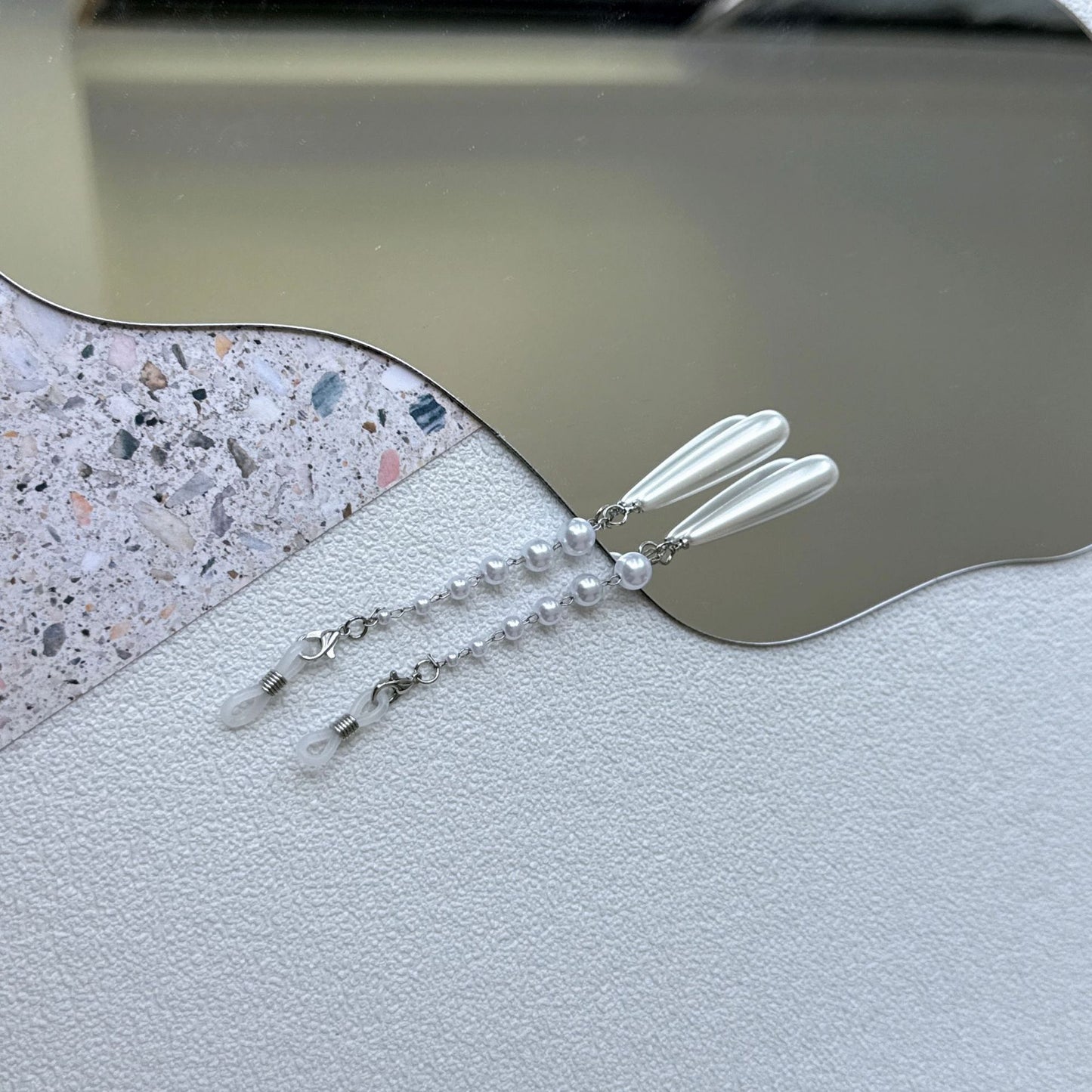 Elegante mit Perlenakzenten versehene Brillen Kette Brehn