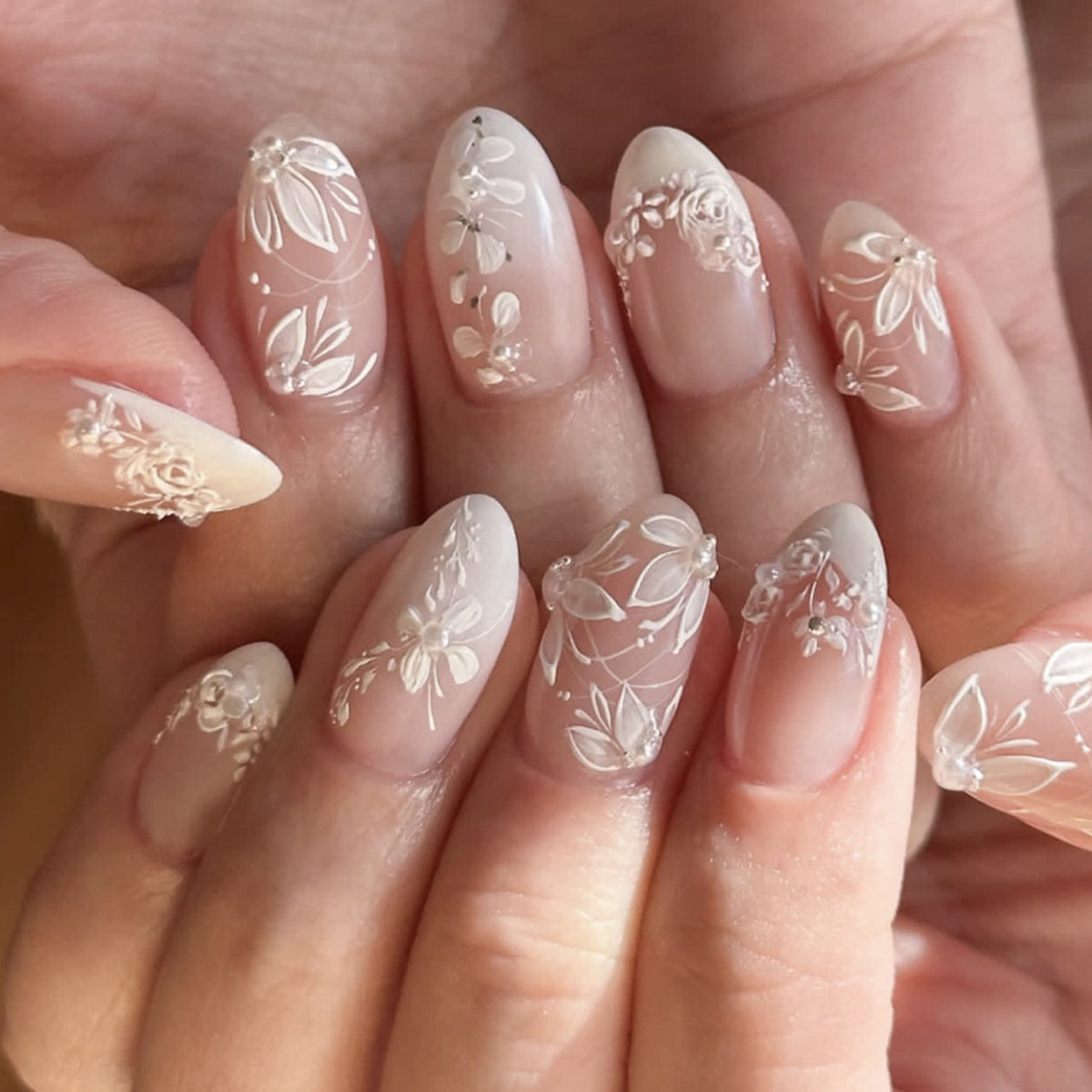 Premium Nagelkunst mit Blumendesign und glitzernden Akzenten Brehn