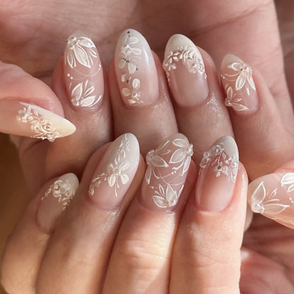 Premium Nagelkunst mit Blumendesign und glitzernden Akzenten Brehn
