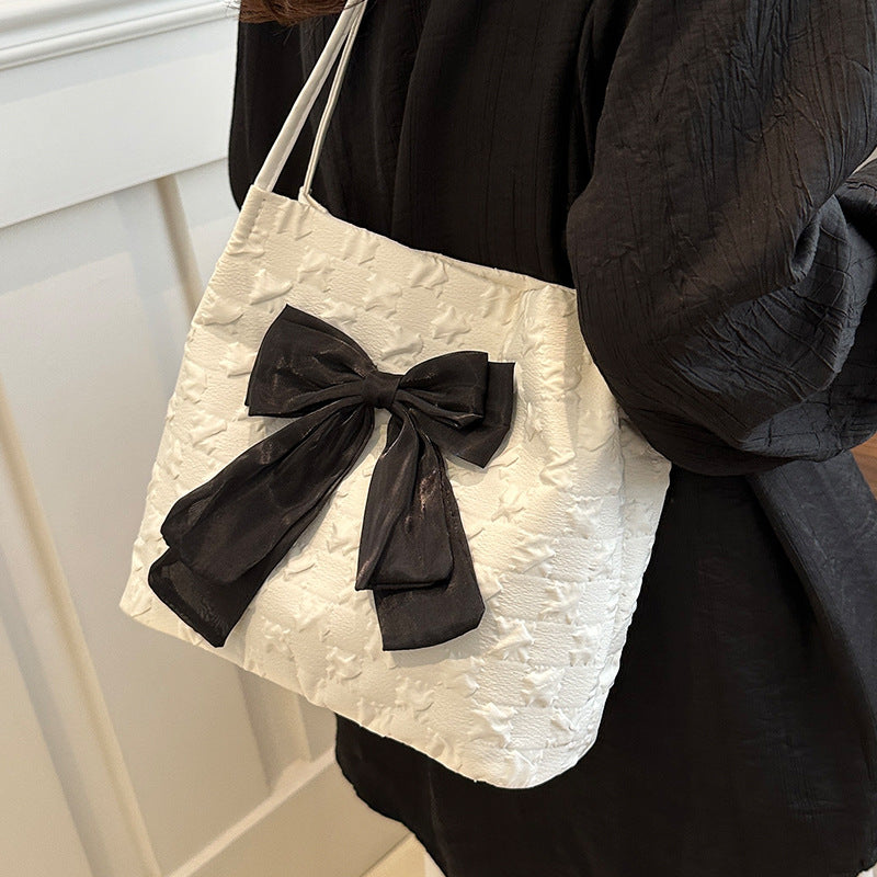 Dekorative mit Schleifen verzierte Tragetasche