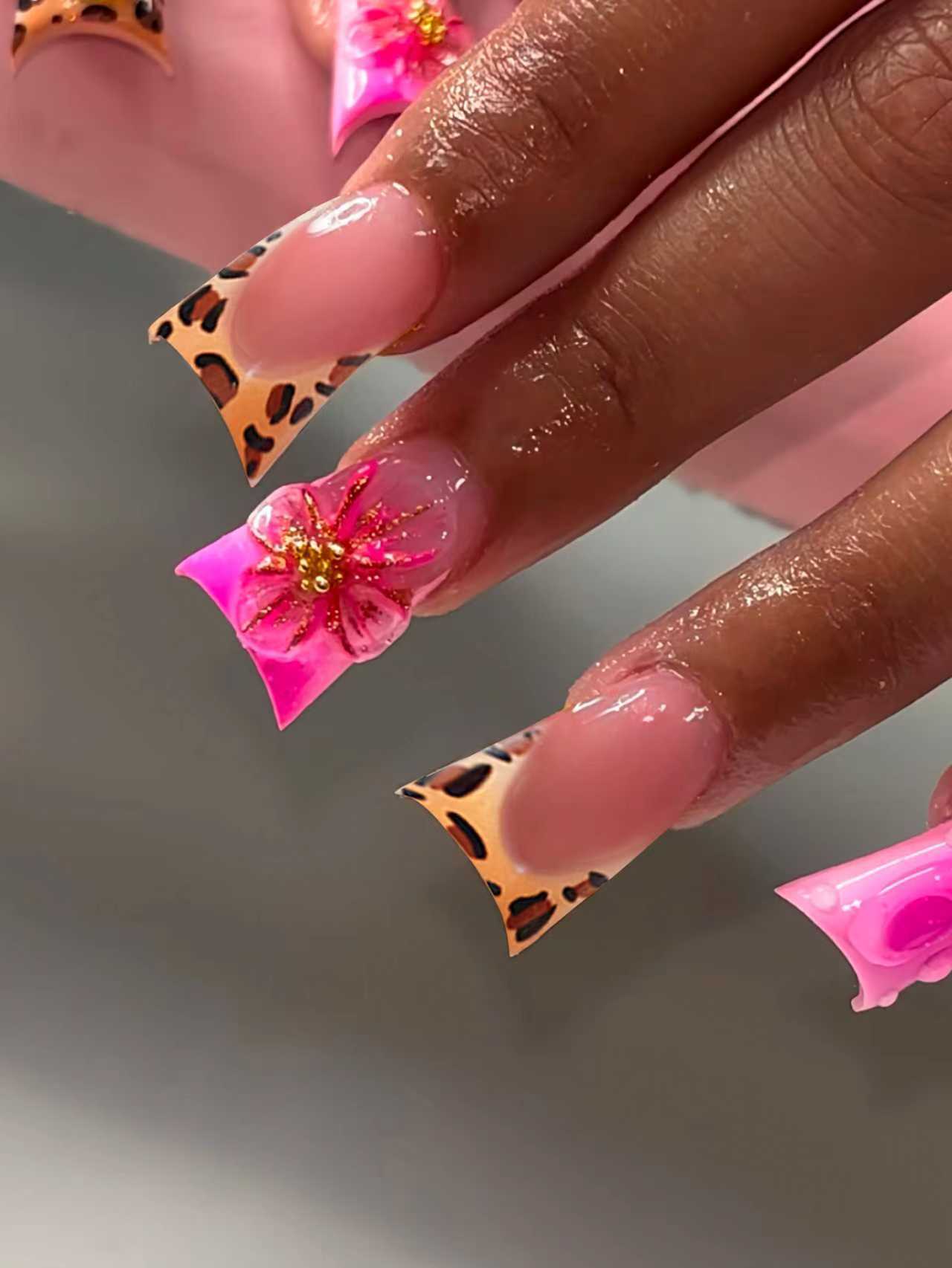 Dekorative Press-On Nagelerweiterungen mit floralen Akzenten Brehn