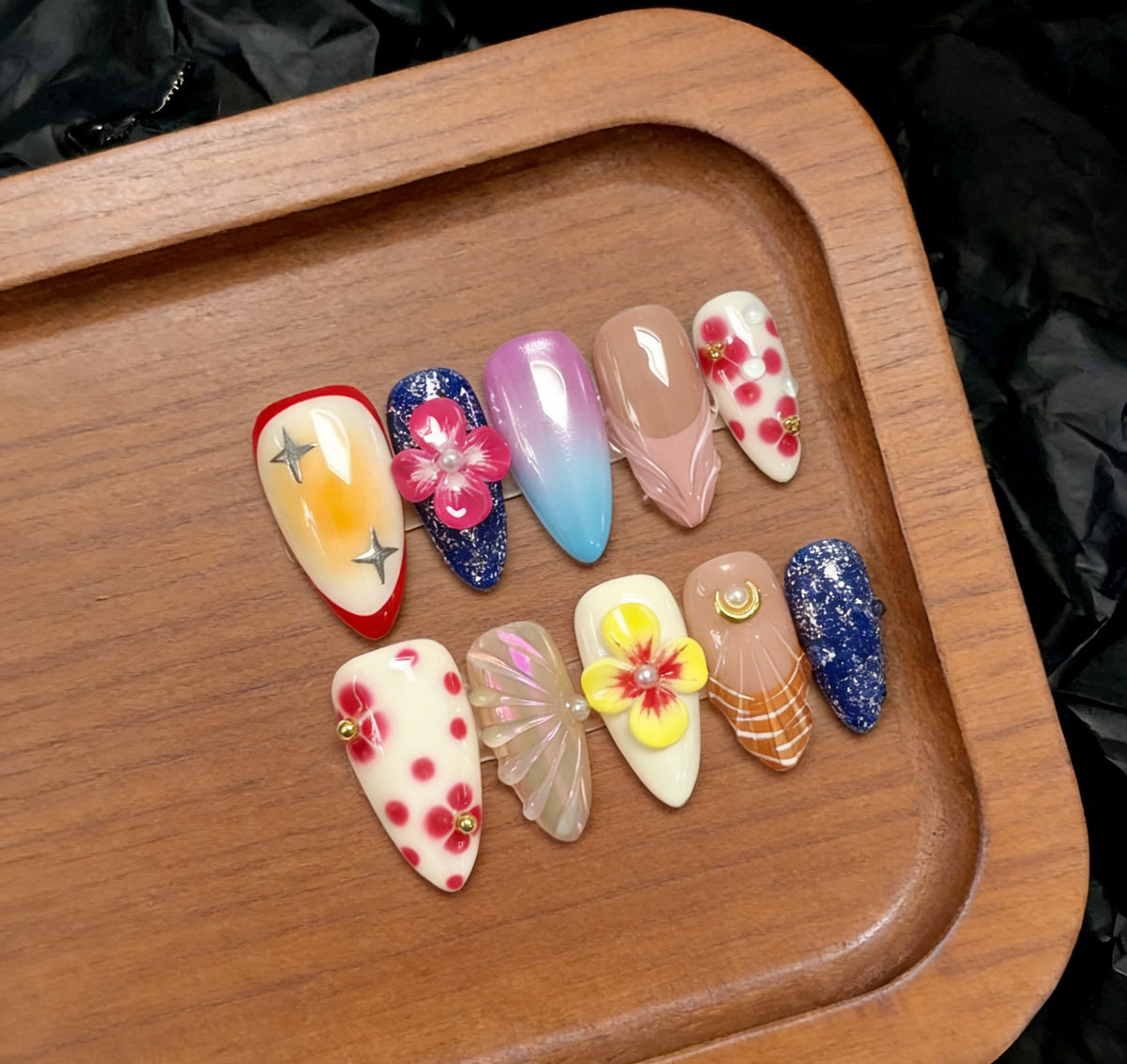 Künstlerisches Press-On-Nagelset mit floralen und dekorativen Akzenten