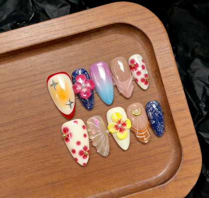 Künstlerisches Press-On-Nagelset mit floralen und dekorativen Akzenten
