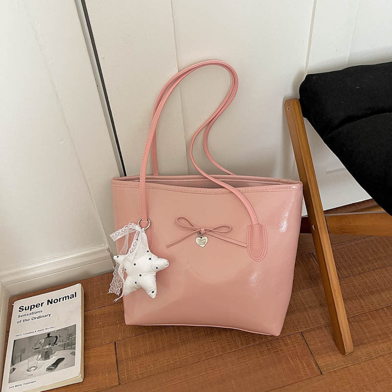 Glänzende Tote Bag mit Herz-Anhänger