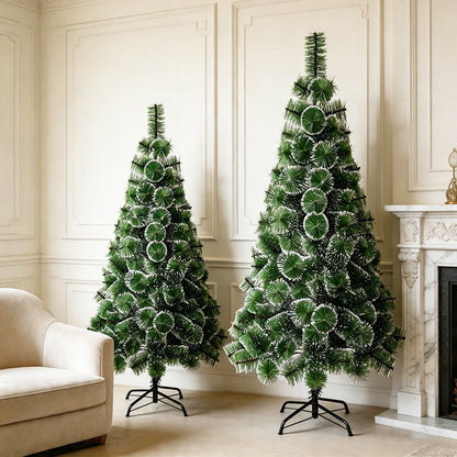 Künstlicher Schnee-bedeckter Weihnachtsbaum