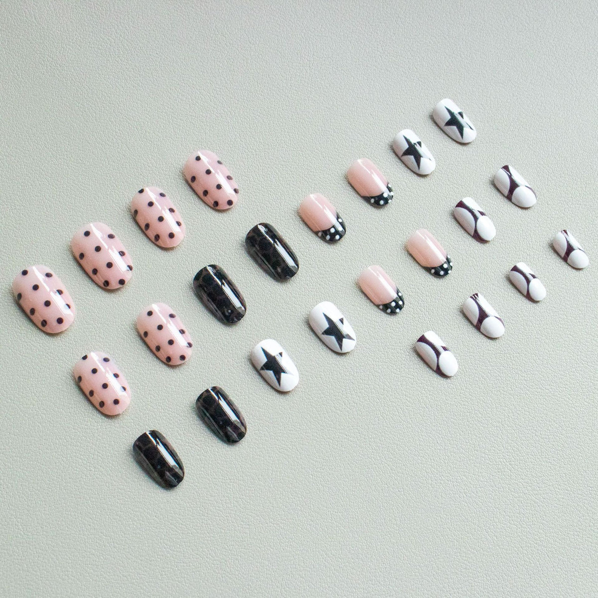 Künstlerisches Nail Art Set mit geometrischen Mustern