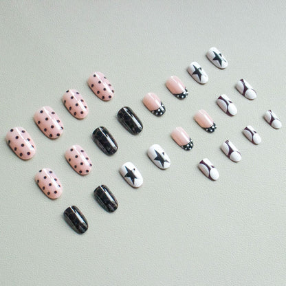 Künstlerisches Nail Art Set mit geometrischen Mustern