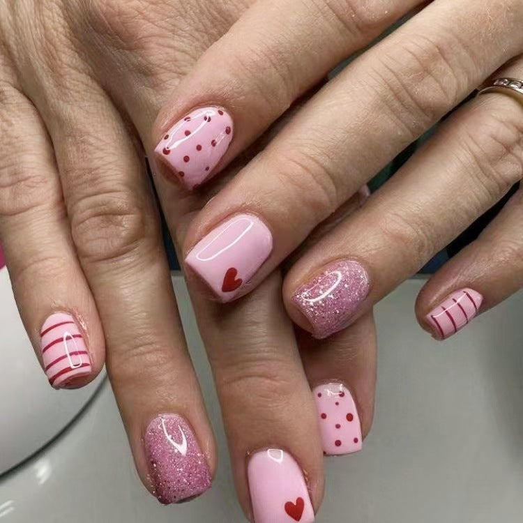 Kunstnagelset mit romantischen Herzmotiven und glitzernden Akzenten Brehn