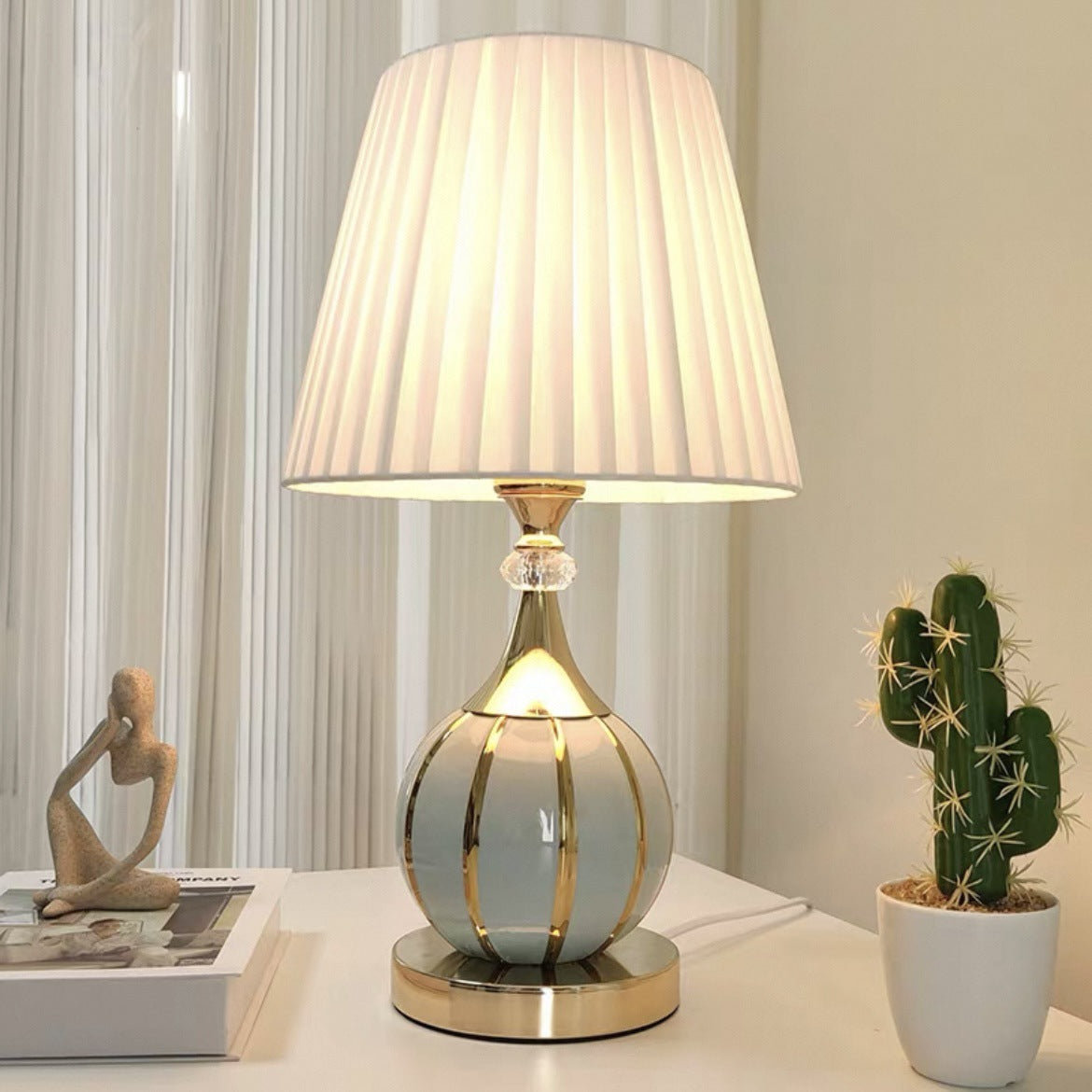 Elegante moderne Tischlampe mit Kristalldetails