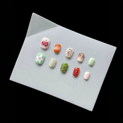 Künstlerisches Press-On-Nagelset mit einzigartigen Skizzen-Designs