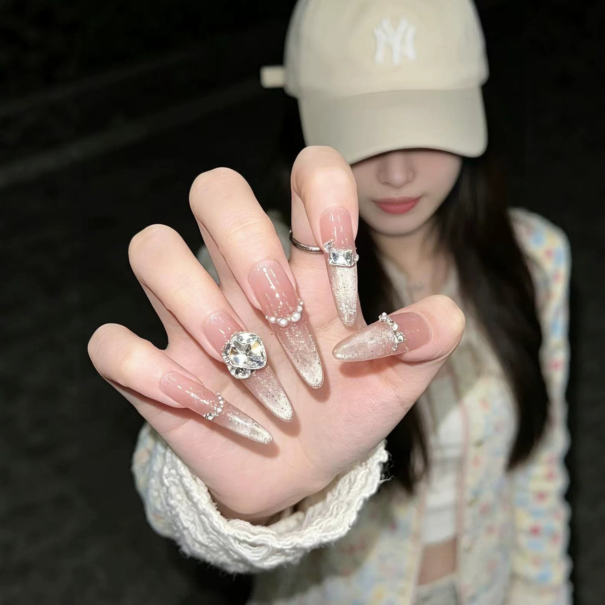 Künstlerische Stiletto-Nagelverlängerungen mit Edelsteinakzenten