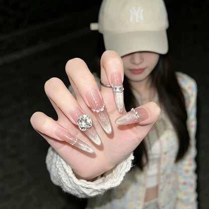 Künstlerische Stiletto-Nagelverlängerungen mit Edelsteinakzenten