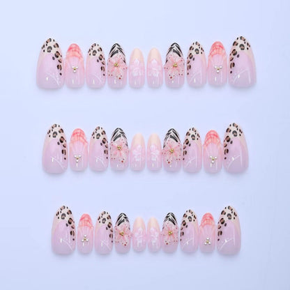 Kunstnagelset mit blumigen Verzierungen und eleganten Muster Brehn