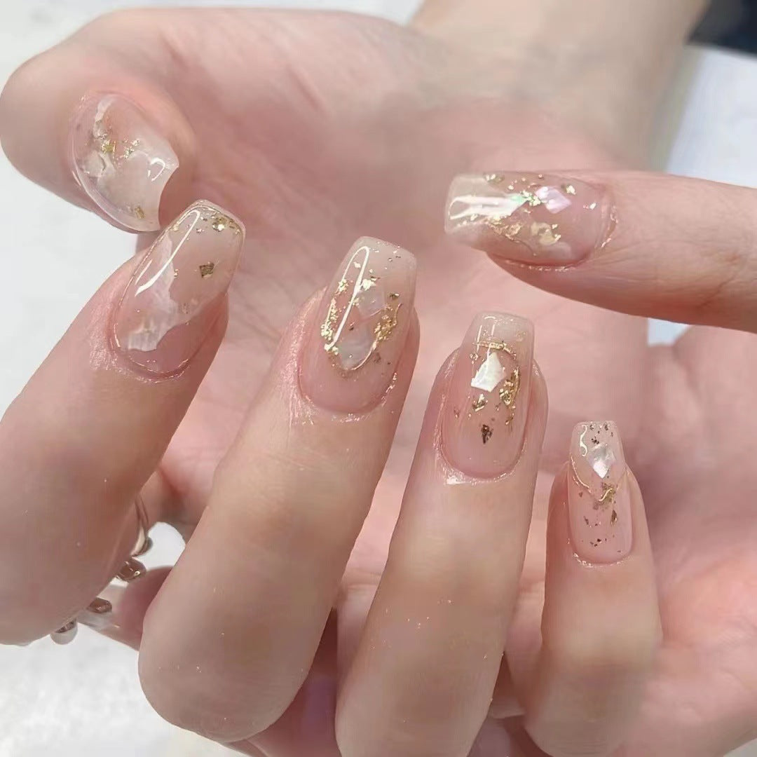 Kunstvolle Nagelsets mit floralen Akzenten Brehn