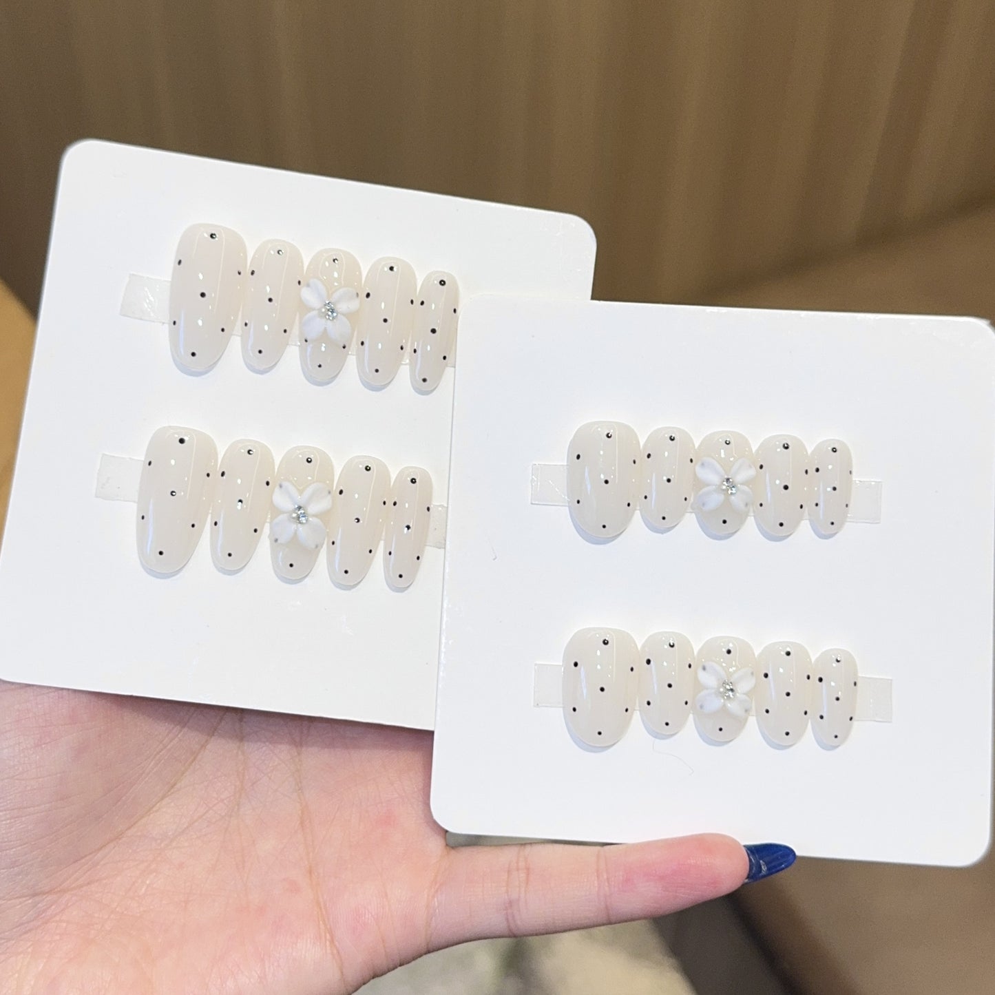 Künstliche Nagelspitzen mit Blumigen und Gepunkteten Akzenten Brehn
