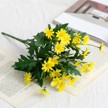 Lebensechte Gänseblümchen-Blumenstiel-Anordnung
