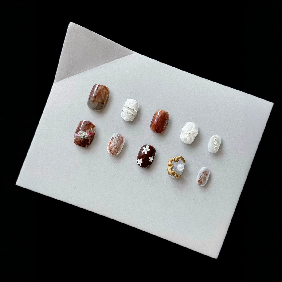 Künstlerisches Press-On-Nagelset mit einzigartigen Texturen und Designs
