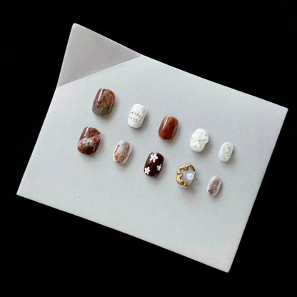 Künstlerisches Press-On-Nagelset mit einzigartigen Texturen und Designs