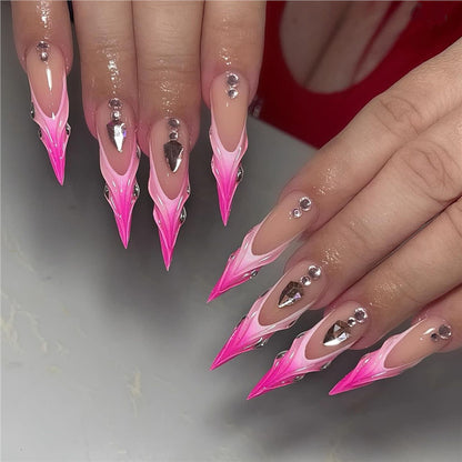 Künstlerische Stiletto Press-On Nail Art mit metallischen Akzenten Brehn