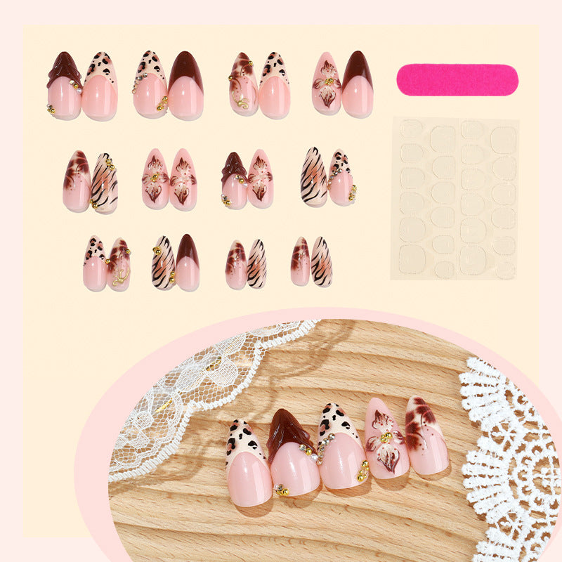 Künstlerisches Press-On-Nagelset mit floralen und Tierprint-Designs Brehn