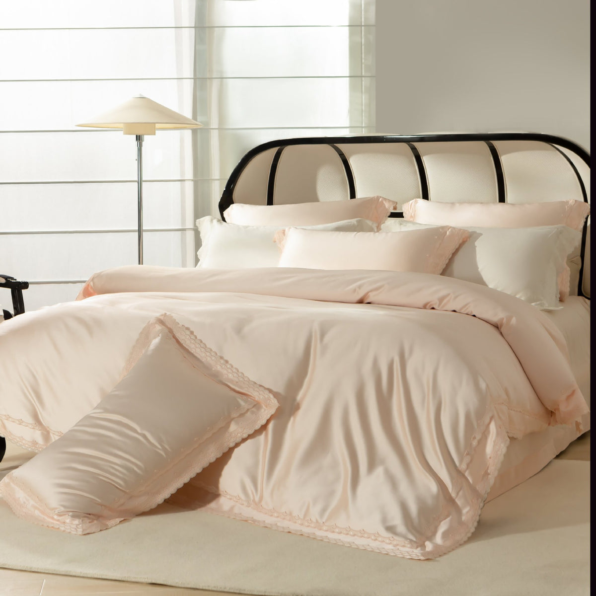 Luxuriöses Satin-Duvetbezug-Set mit gekerbtem Spitzenbesatz und besticktem Rand