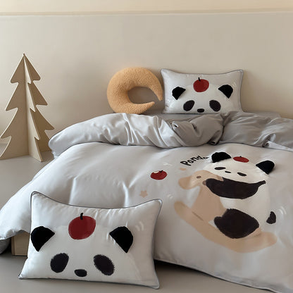 Kinderbettwäsche aus seidenmattem Satin mit illustrativem Panda- und Apfelprint sowie feiner Paspel