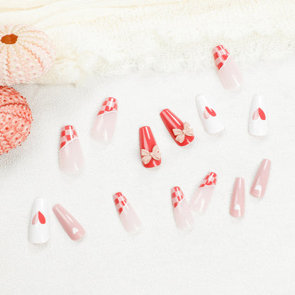 Kunstvolle Nagelverlängerungen mit verspielten Designs und romantischen Akzenten Brehn