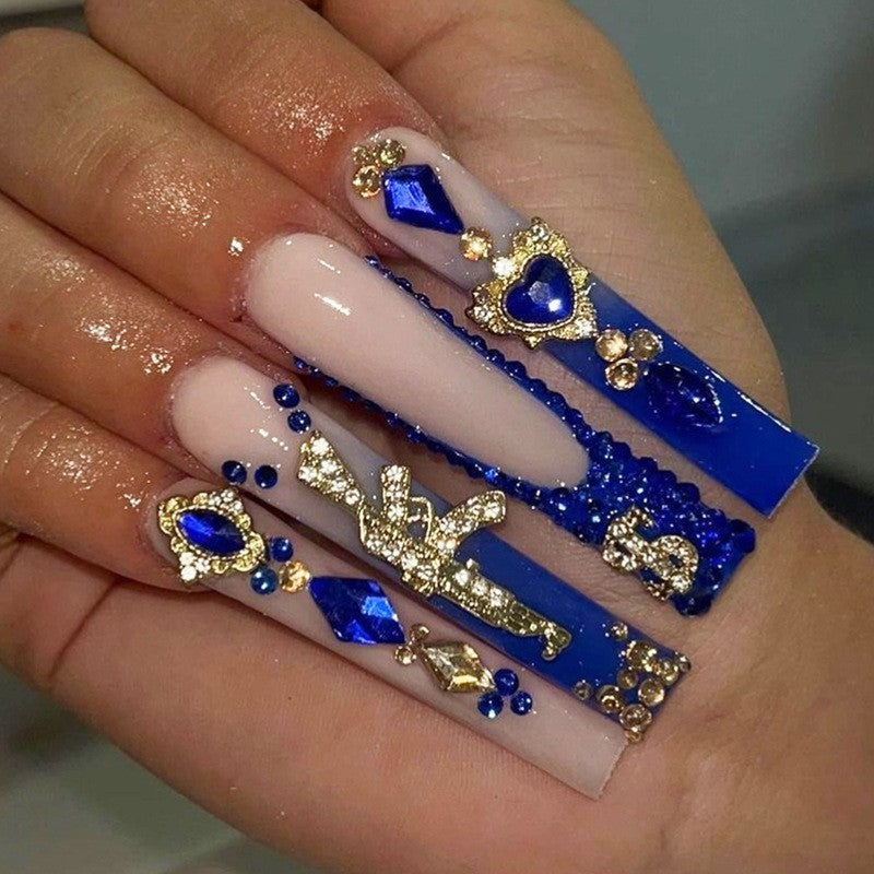 Glamouröses Kunstnagelset mit funkelnden Strass- und Kreuzverzierungen Brehn