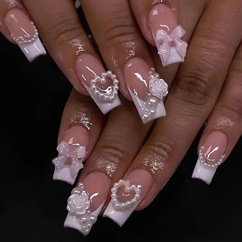 Kunstnagelset mit romantischen 3D-Herz- und Blütenverzierungen Brehn