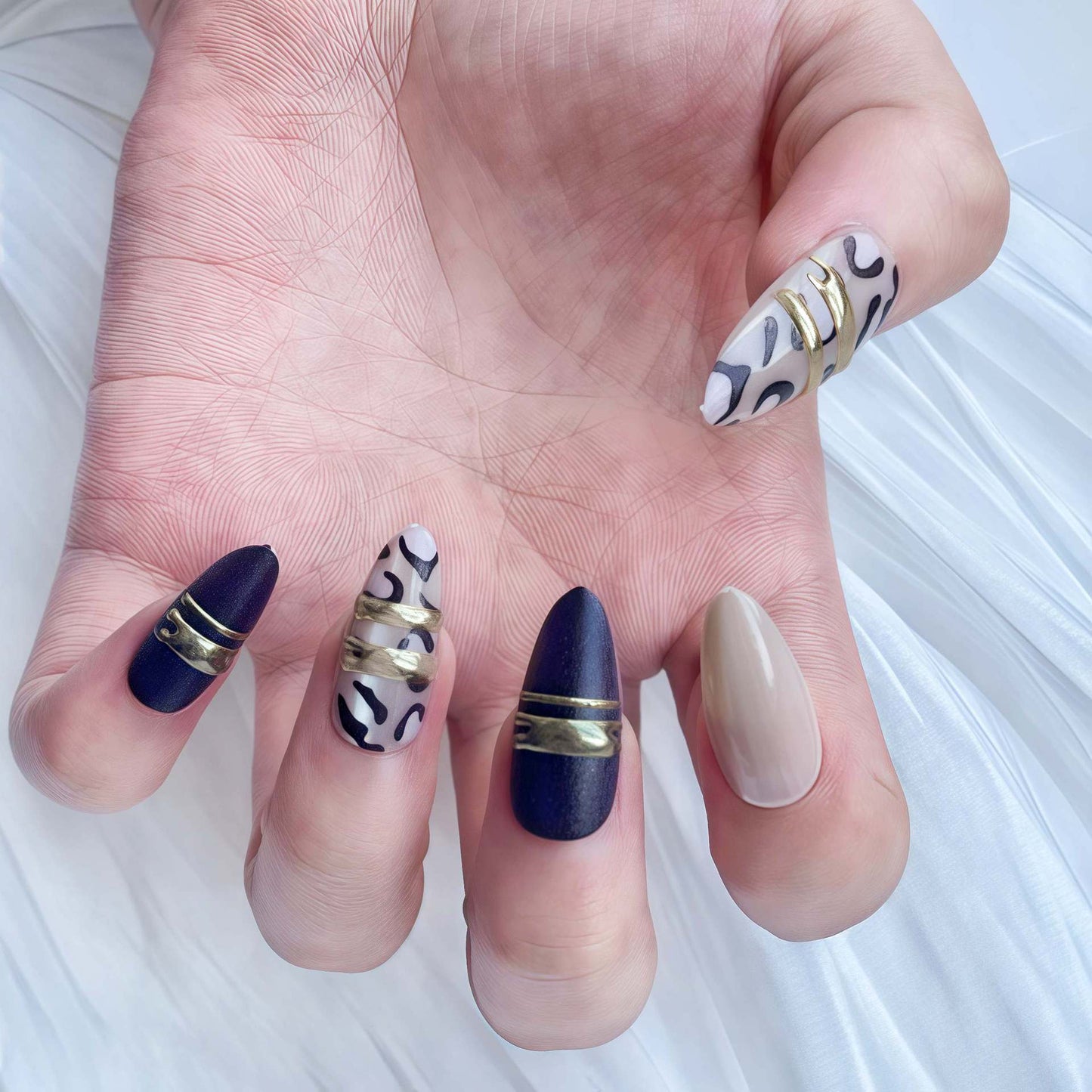 Künstlerisches Press-On-Nagelset mit zeitgenössischen Mustern Brehn