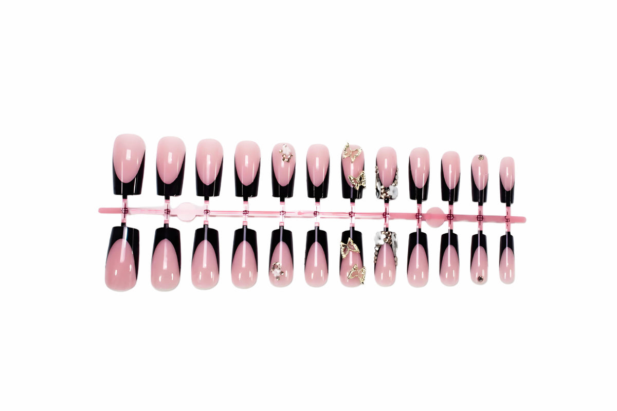 Kreatives Kunstnagelset mit romantischen Blumenmotiven und glamourösen Akzenten Brehn