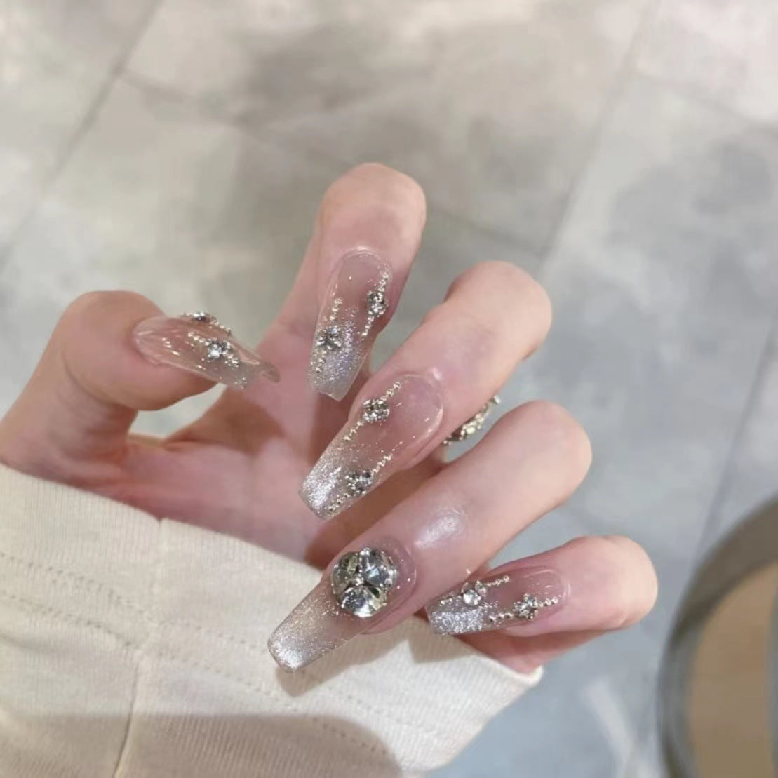 Dekorative Press-On Nagelkunst mit funkelnden Akzenten Brehn