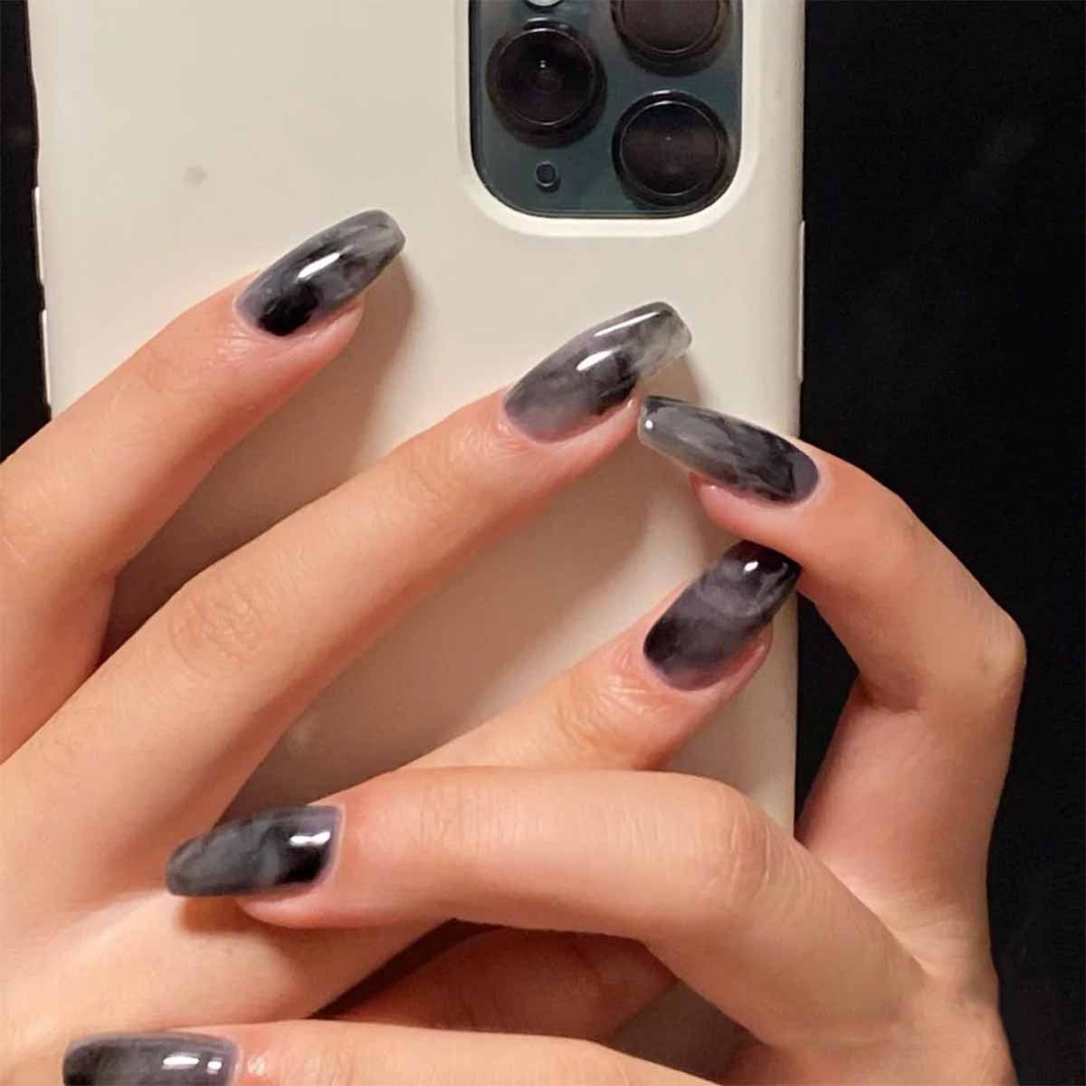 Kunstvolle Nagelverlängerungen mit elegantem Marmor-Design Brehn