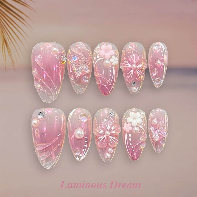 Kunstnagelset mit maritimen Motiven und bunten Akzenten Brehn