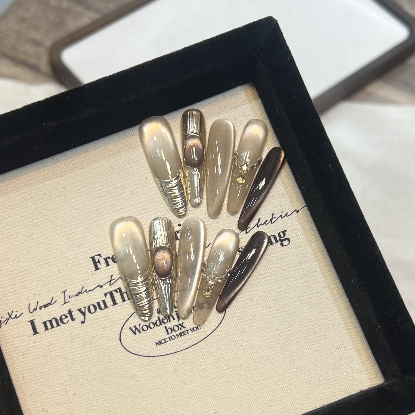 Künstlerisches Press-On-Nageldesign Brehn
