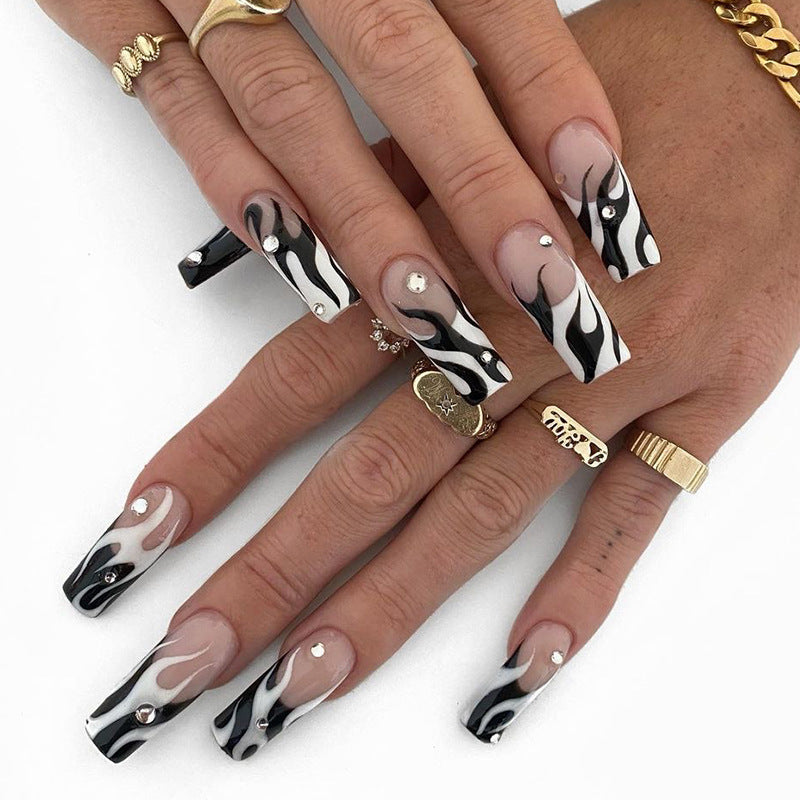 Kunstvolle Nagelverlängerungen mit eleganten Feuer-Muster Brehn