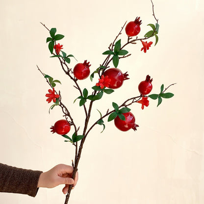 Dekorative Granatapfelblütenarrangement