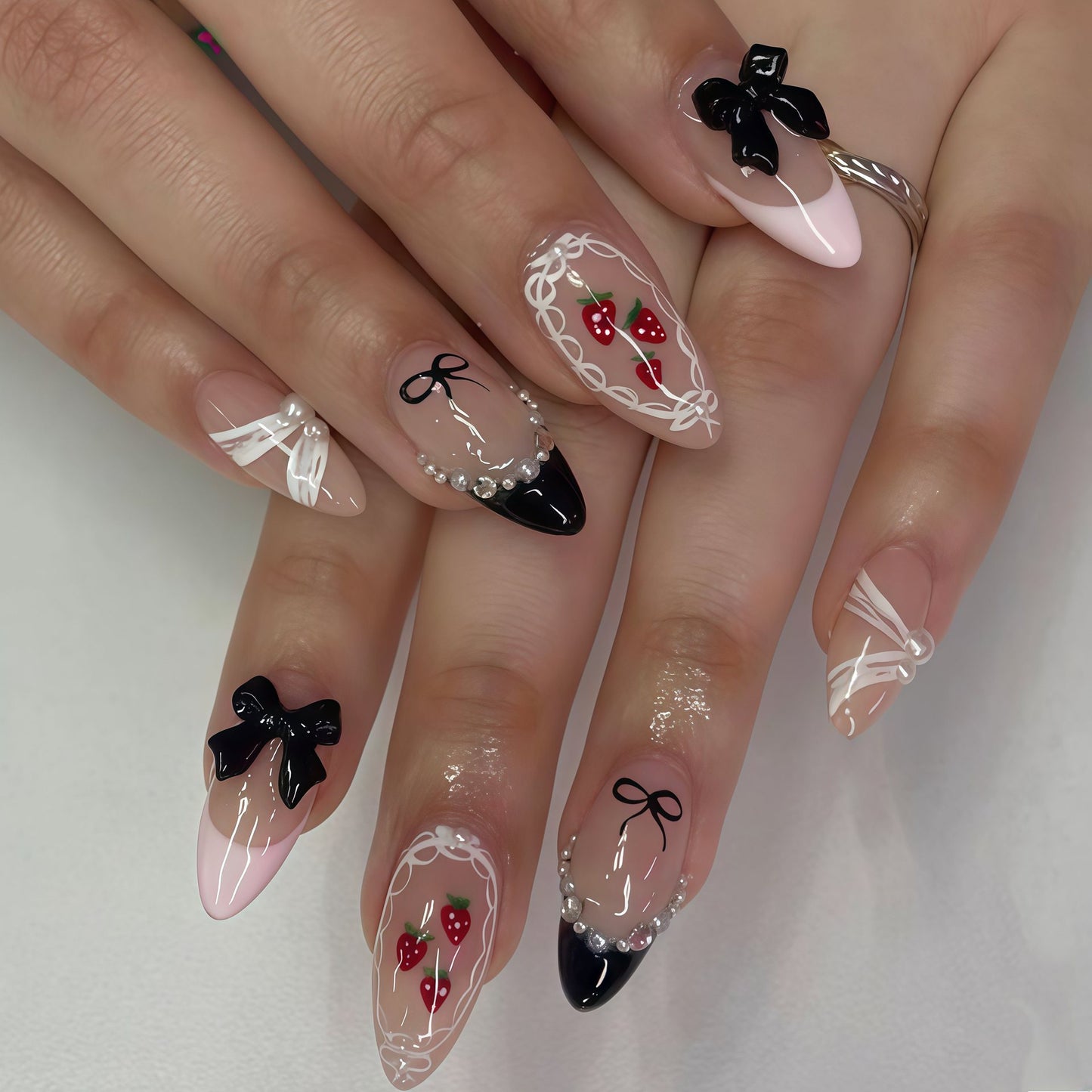 Künstlerisches Press-On-Nagel-Set mit Schleifen- und Beeren-Design Brehn