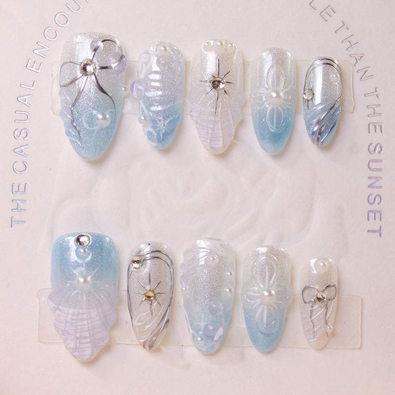 Kunstnagelset mit eleganten Muschel- und Perlenakzenten Brehn